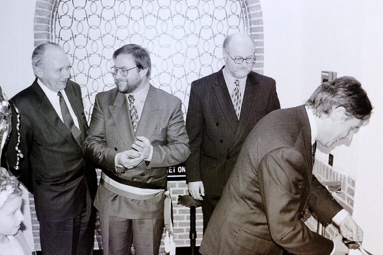 Herman Suykerbuyk Frans Schrauwen en Jan Deckers kijken toe hoe Camille Paulus een lint doorknipt